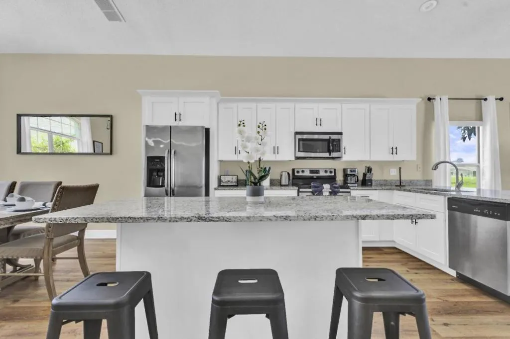 Dom wakacyjny 5 Bedrooms- 3 Bathroom Hampton Lakes 573 Bc Davenport