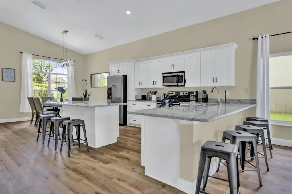 5 Bedrooms- 3 Bathroom Hampton Lakes 573 Bc Davenport 0*,  Stany Zjednoczone Ameryki